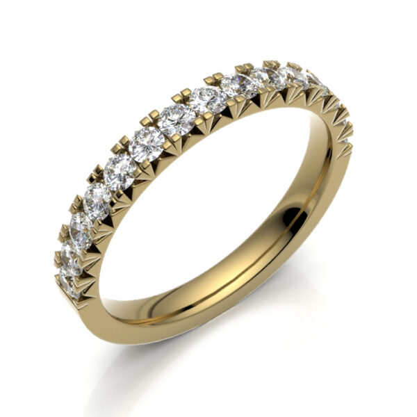 2.5mm Flat Court Fishtail Half Eternity Diamond Wedding Ring in 18ct yellow gold – Light-Reflecting Close-Up